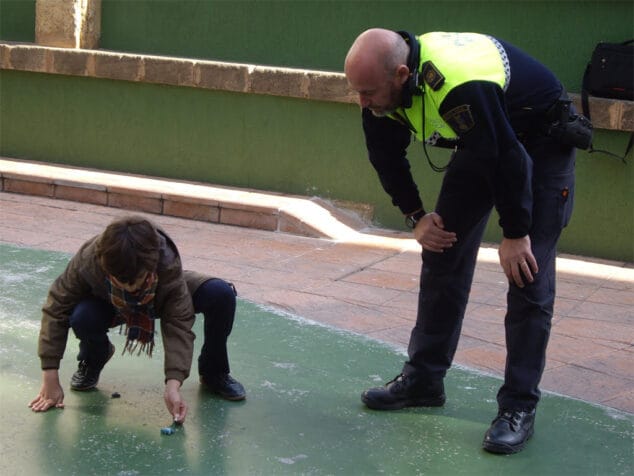 La Policía Local de Dénia enseña a los escolares cómo utilizar los petardos