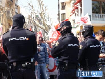 La policía vigia a los manifestantes de Dénia