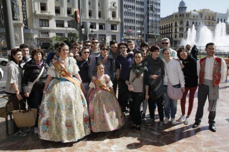 Las FFMM de Dénia se fotografían con gente en la Plaza del Ayuntamiento de Valencia