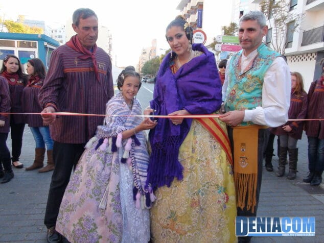 Inaugurado el mercadillo fallero de la calle La Vía 5 Las Falleras Mayores de Dénia inauguran el porrat fallero de Dénia