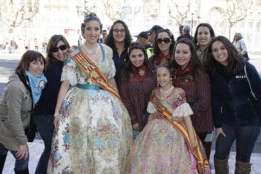 Las Falleras Mayores de Dénia junto a la corte y algunas falleras mayores de la ciudad en Valencia