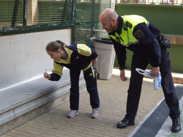 Miembro de la Policía Local enseñando a tirar petardos a los escolares
