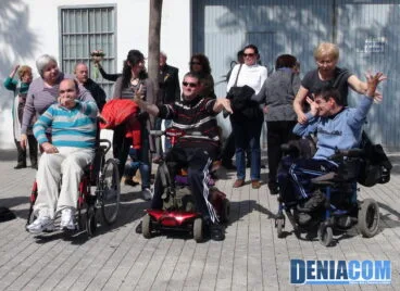 Miembros de ADISDE haciendo ejercicio en el evento solidario de Gent de Dénia