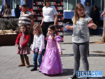 Niñas en el evento deportivo solidario de Gent de Dénia