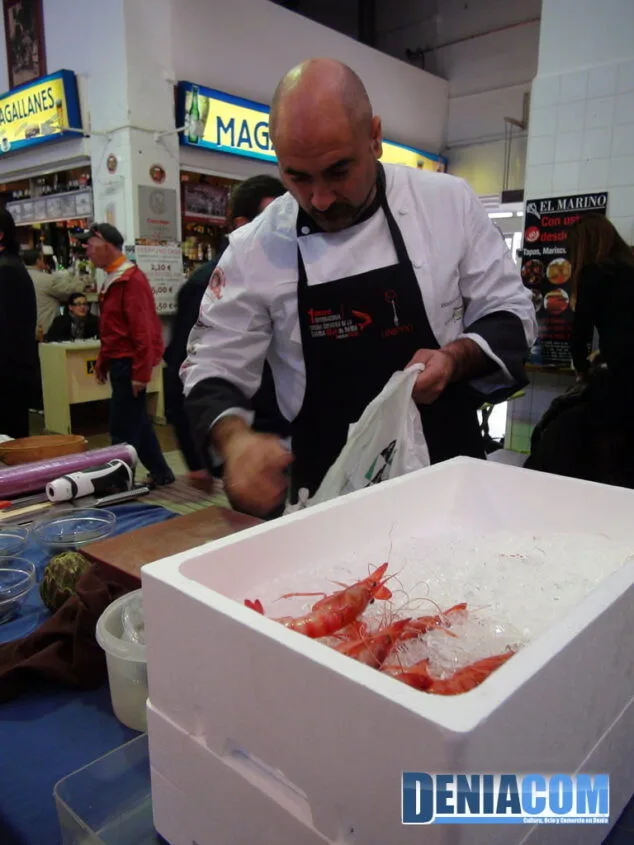 Preparación de la gamba en el I Concurso de Cocina Creativa de Dénia