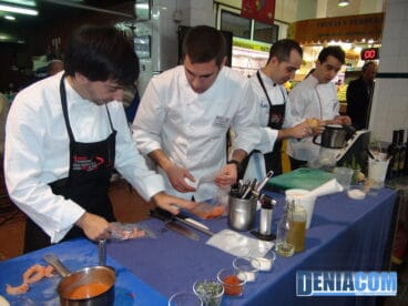 Preparativos de los participantes del concurso de Gamba Roja de Dénia