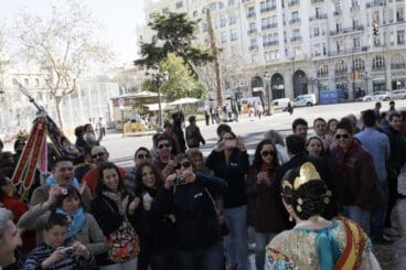 Salida de Anna Sobrecases del Ayuntamiento de Valencia tras la mascletà