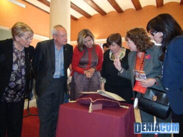 04 Explicaciones de la archivera municipal sobre el Título de Ciudad de Dénia