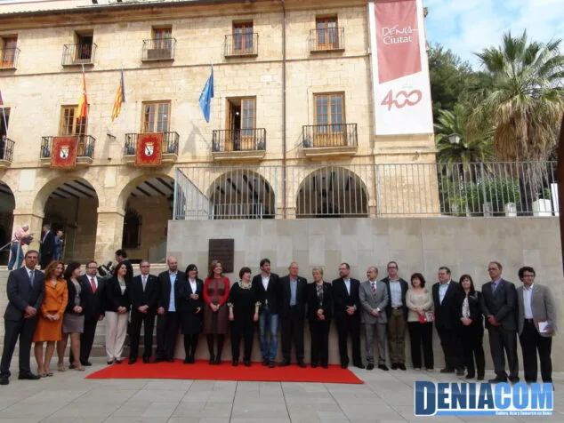 14 Corporación dianense junto a la placa conmemorativa de los 400 años de Ciudad de Dénia