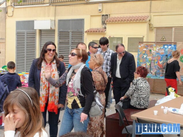 Las comuniones ayudan a hacer más grande el Mercadillo Solidario de Llunàtics 1 Ambiente en el mercadillo solidario de Llunàtics