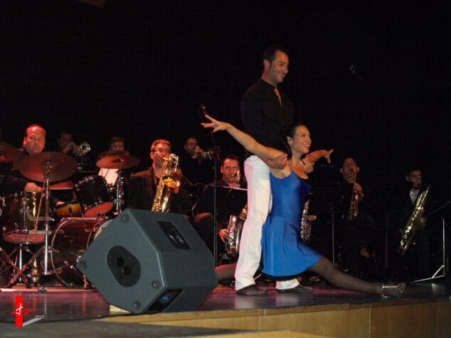 Baile en el concierto de Marina Big Band