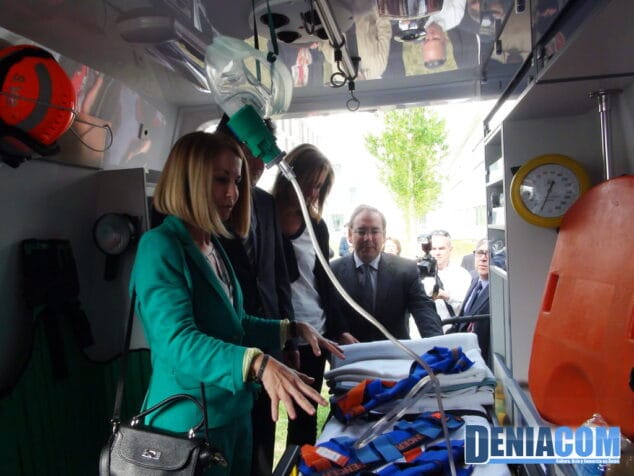 Enseñando el interior de una ambulancia en el Hospital de Dénia