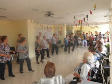 Exhibición de baile de las Aulas de la Experiencia en el Hospital de la Pedrera