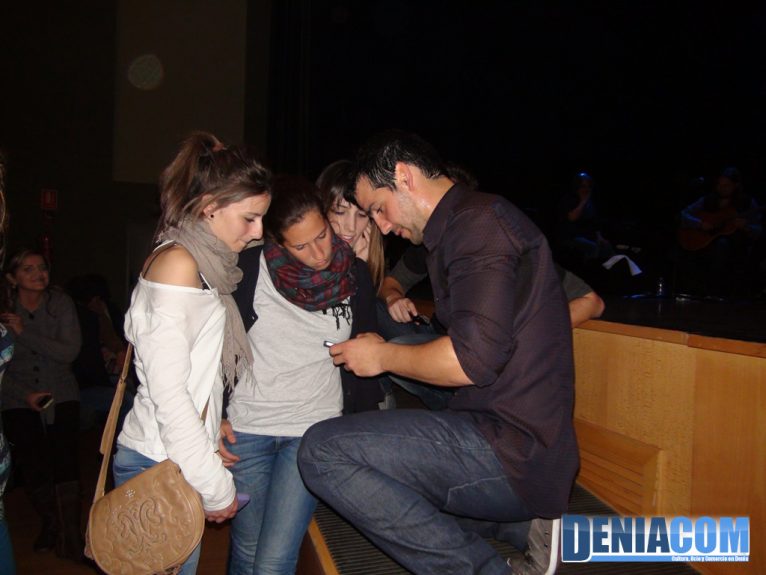 Fran Perea con sus fans en el concierto de Dénia