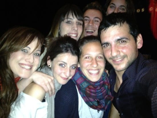 Fran Perea con unas fans durante el concierto