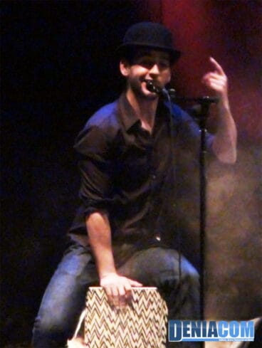 Fran Perea imitando a Joaquín Sabina durante su concierto en Dénia