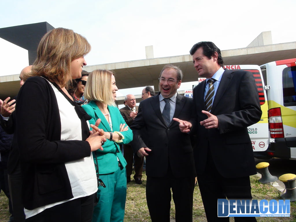Kringe Ciscar y Rosado en la presentación de las nuevas ambulancias de Dénia