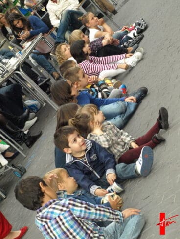 Niños en el ensayo de la Marina Big Band en la Calle Campos de Dénia