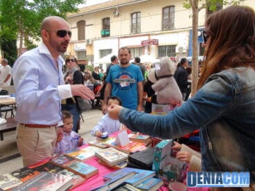 Papás colaborando en el mercadillo de Lunàtics de Dénia