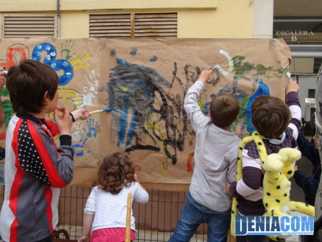 Las comuniones ayudan a hacer más grande el Mercadillo Solidario de Llunàtics 5 Pintura improvisada en el mercadillo solidario de Llunàtics