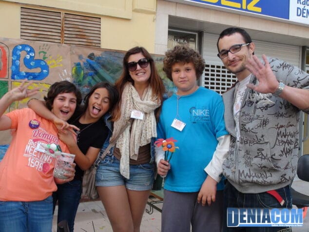 Las comuniones ayudan a hacer más grande el Mercadillo Solidario de Llunàtics 6 Profesores y alumnos en el mercadillo solidario de Llunàtics