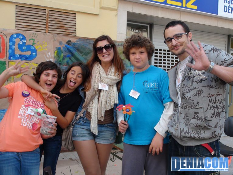 Profesores y alumnos en el mercadillo solidario de Llunàtics