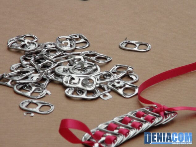 Las comuniones ayudan a hacer más grande el Mercadillo Solidario de Llunàtics 7 Pulseras creadas con anillas de lata