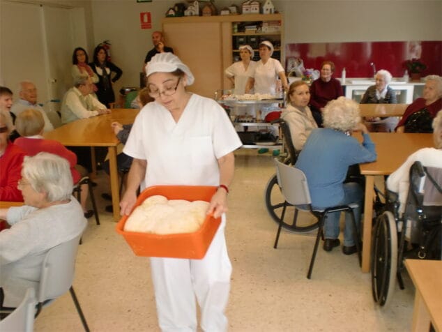 Taller de Monas de Pascua en la Residencia de Ancianos 1 Taller de Monas de Pascua en la Residencia I