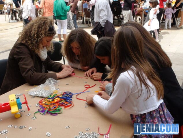 Las comuniones ayudan a hacer más grande el Mercadillo Solidario de Llunàtics 8 Taller de creación de pulseras en el mercadillo solidario de Llunàtics