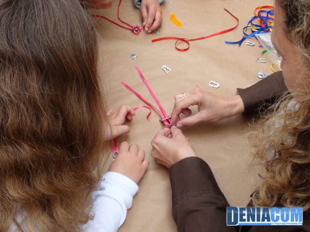 Las comuniones ayudan a hacer más grande el Mercadillo Solidario de Llunàtics 9 Taller de pulseras en el Mercadillo Solidario de Llunàtics