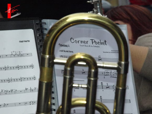 Trombón y pentagrama en el ensayo de la Marina Big Band en Dénia