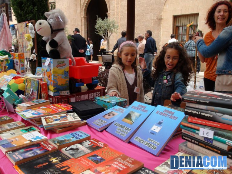 Venta de libros de segunda mano en el mercadillo solidario de Llunàtics