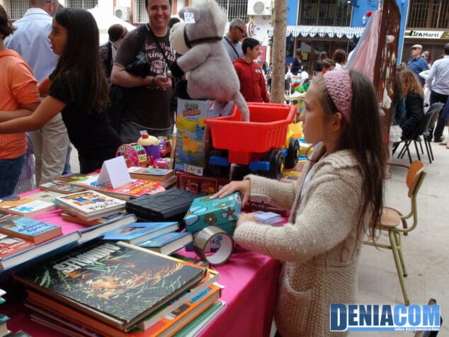Las comuniones ayudan a hacer más grande el Mercadillo Solidario de Llunàtics 11 Venta de libros y juguetes de segunda mano en el Mercadillo Solidario de Llunàtics