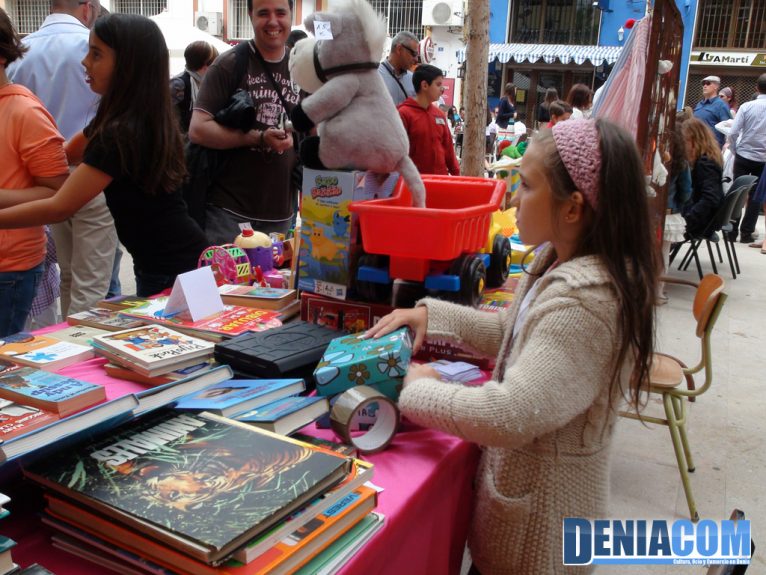 Venta de libros y juguetes de segunda mano en el Mercadillo Solidario de Llunàtics