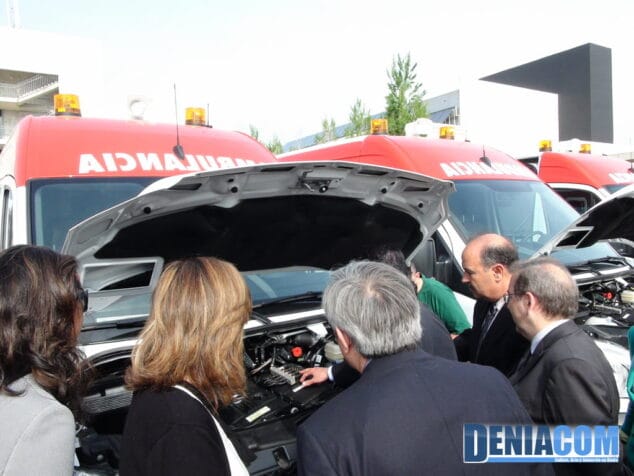 Viendo el interior del motor de una ambulancia en Dénia