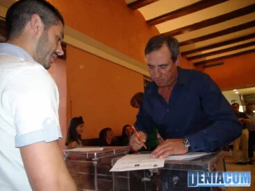 03 Paco Arnau vota para elegir a las Falleras Mayores de Dénia 2013