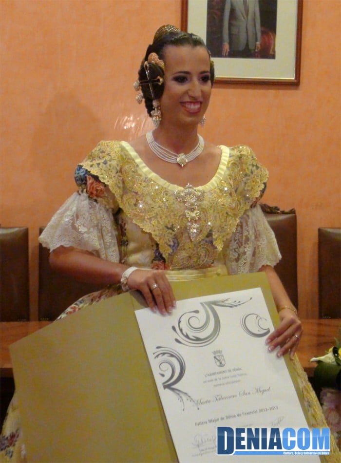 20 Marta Tabernero recibe su título de Fallera Mayor de Dénia 2013
