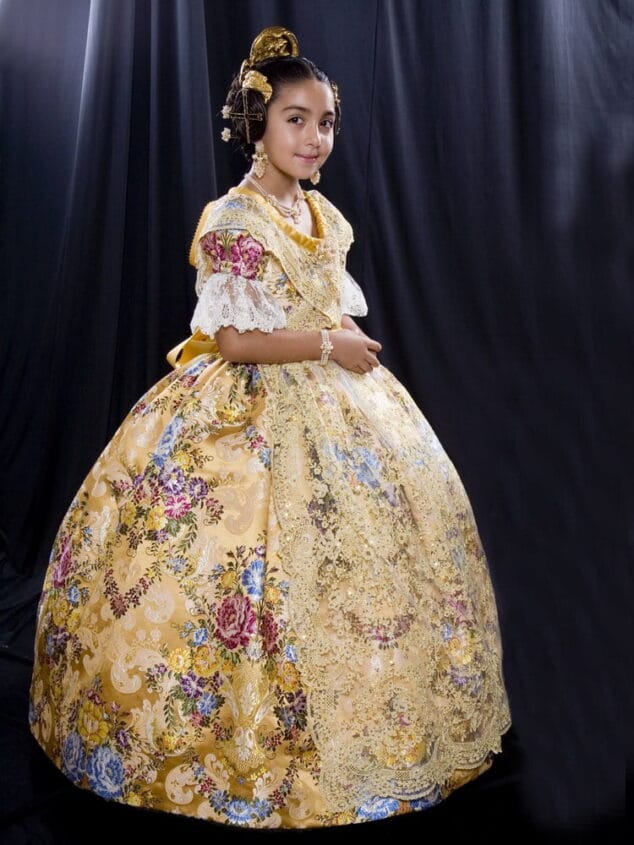 Nueve falleras aspiran a ser la Fallera Mayor Infantil de Dénia 2013 4 ASTRID PONS