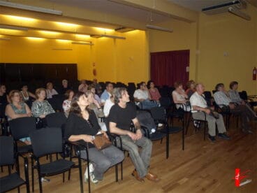 Asistentes a la conferencia de L’Art Avuí en la Marina en Dénia