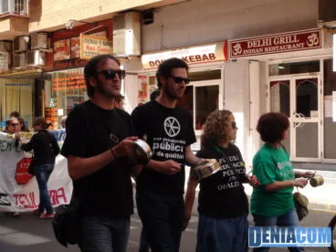 Cacerolada en la manifestación por la educación de Dénia