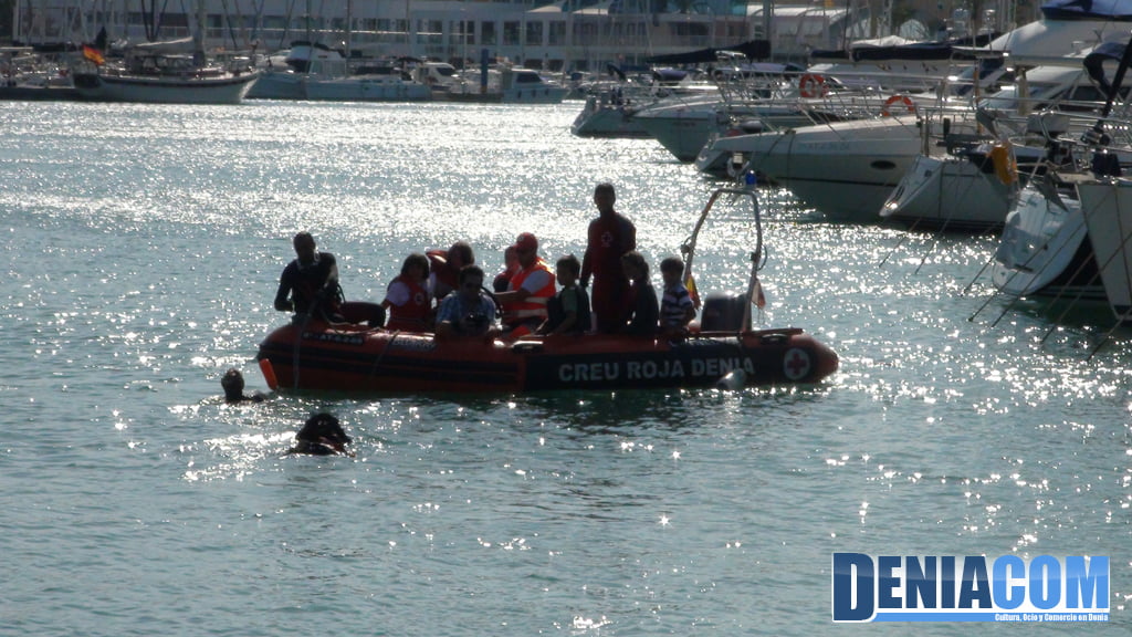 Demostración de salvamento marítimo con perros en el Festival Mascotetes de Dénia