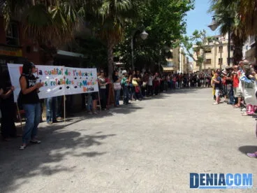 Durante la lectura del manifiesto en la manifestación por la educación pública en Dénia