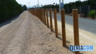 Estacas delimitan el sendero de la Vía Verde