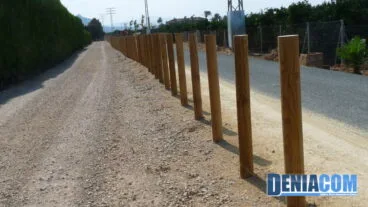 Estacas delimitan el sendero de la Vía Verde