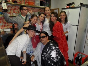 Falleros de todos los distritos en la Feria de Abril de la Falla Roques