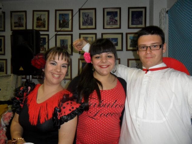 Flamcno y mucho arte en la primera feria de abril de la Falla Roques