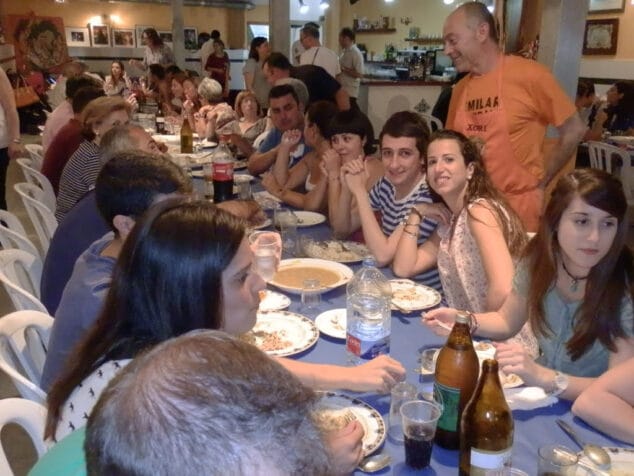 La Falla Centro disfruta de un rico pollo al curri en el casal