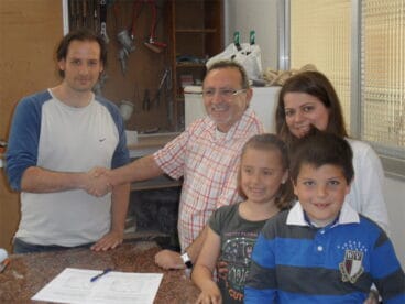 La Falla Roques firma con el artista del monumento infantil