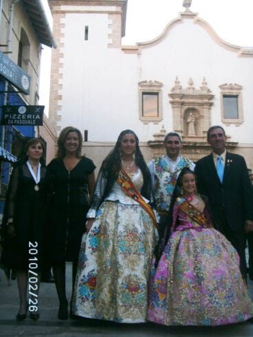 Autoridades y Falleras Mayores en la procesión de los Desamparados de Dénia