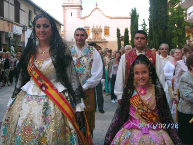 Las Falleras Mayores de dénia en la procesión de los Desamparados